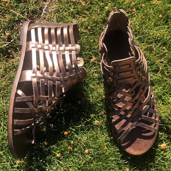 NWOT Tommy Bahama Sandals with back zipper. Nice Bronzy Dark Brown color. Size 8 - Picture 6 of 10